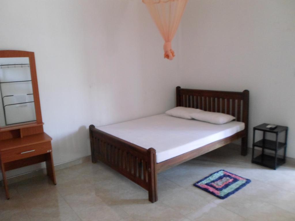 Indra Hotel Kaduruwela Polonnaruwa Oda fotoğraf